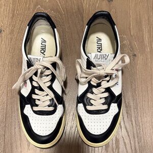 AUTRY Women's Medalist Shoes - Black and White